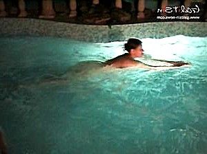 Полуголая самка у бассейна