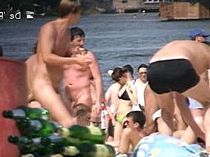Нудисты прогуливаются по пляжу голыми и не видят, что их снимают, смотреть русское порно онлайн 