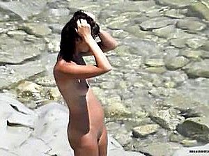 Голая куколка засветилась перед камерой на нудистском пляже, смотреть русское порно онлайн 